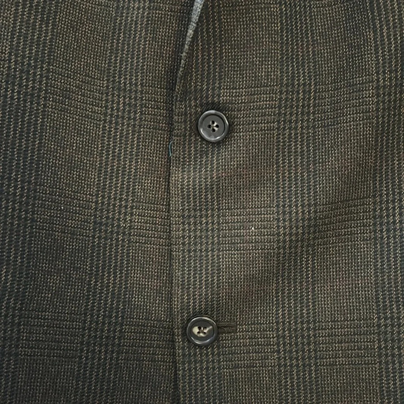 Izod Men’s blazer. Black and brown. Tan interior. 2 buttons. Size 44R. EUC - Picture 2 of 8